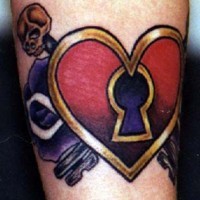 Le tatouage de cœur avec un trou de serrure et de la crâne