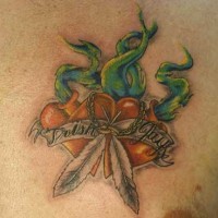 Le tatouage de cœurs en flammes verts et des plumes