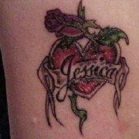 tatuaje de corazón con corazón amoroso y rosa con Jessica