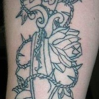 tatuaje incompleto de daga con rosa con espinas