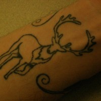 Schwarzer Hirsch Tattoo am Handgelenk