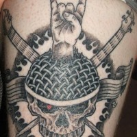 Heavy-Metal Schädel in Flamme Tattoo