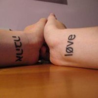 L'amour en hébreu tatouage sur le deux poignets