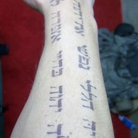 Hebräischer Psalm Tattoo am Arm