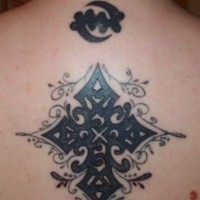 tatuaje en la espalda de escritos hebreos