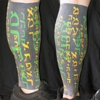 Le tatouage d'inscriptions hébreu de tout la jambe