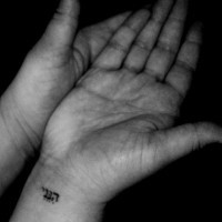 Hier bin ich auf Hebräisch Tattoo am Handgelenk