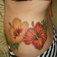 tatuaje de dos flores de hibisco