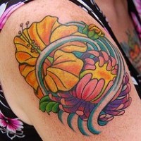 tatuaje colorido de hibisco asiáico en el mar