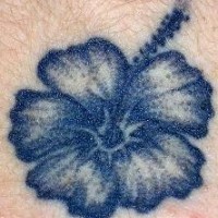 Schwarze Hibiskus Blume Tattoo