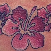 Le tatouage minimaliste de fleurs d'hibiscus pourpres