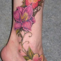 tatuaje en la pierna de flores de hibisco