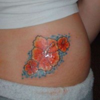 Le tatouage d'hibiscus en style asiatique
