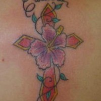 tatuaje de flor de hibisco en la cruz
