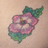 tatuaje de hibisco rosa