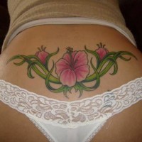 tatuaje en el bajo de la espalda de flores hibisco
