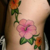 tatuaje en el costado de flores de hibisco