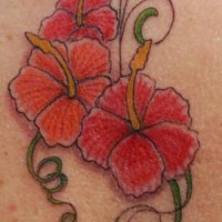 tatuaje colorido de racimo de hibisco