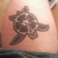Schildkröte mit der Hibiskus-Blume Tattoo