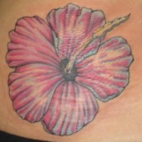 Le tatouage élégant d'une fleur d'hibiscus rose