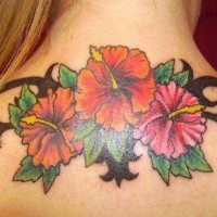 Le tatouage des fleurs d'hibiscus colorées sur le dos