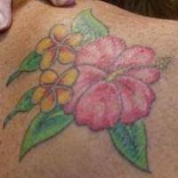 tatuaje de hibisco