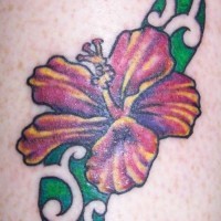 tatuaje de flor hibisco con tracería verde