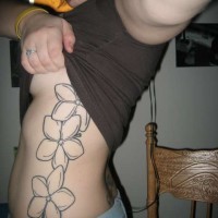 tatuaje en el costado de la silueta de flores hibisco