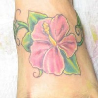 Le tatouage d'hibiscus rose sur le pied