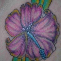 Le tatouage d'une fleur d'hibiscus pourpre