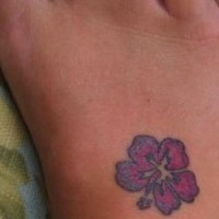 tatuaje en el pie de pequeño hibisco morado