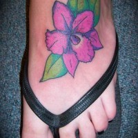 tatuaje en el pie de hibisco morado