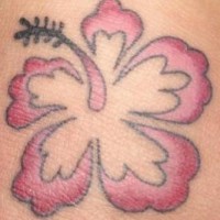 Le tatouage minimaliste d'hibiscus rose
