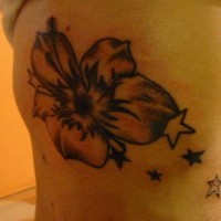 tatuaje en el costado de hibisco con estrellas
