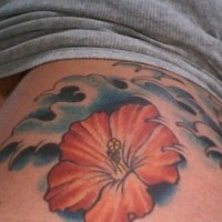 tatuaje de flor de hibisco en el mar