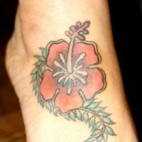 tatuaje elegante en el pie de hibisco