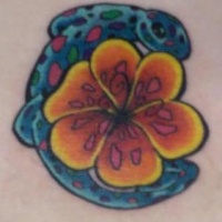 tatuaje de hibisco amarilloe con una criatura azul