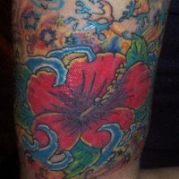 tatuaje de hibisco rojo en aguas en estilo asiático