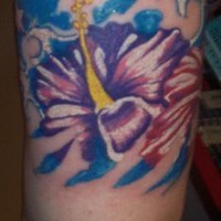 tatuaje colorido de flor de hibisco en el cielo
