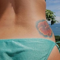 Le tatouage d'hibiscus sur le flanc