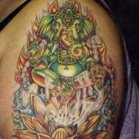 tatuaje de Ganesha verde en llamas sobre la flor de loto