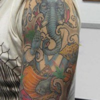 tatuaje surrealista y colorido de Ganesha