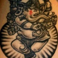 tatuaje indú en tinta negra de Ganesha bailando