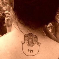 Le tatouage du symbole de la main de Fatma