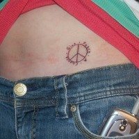 Un signe rond avec une inscription tatouage sur la hanche
