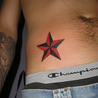 Tatuaje en la cadera, estrella de colores rojo y negro, visible imagen