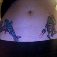 Le feu et un robot dansant avec une arme tatouage sur la hanche