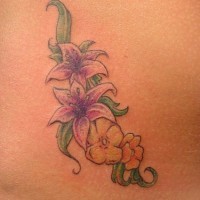 Tatuaje en la cadera, planta con flores de dos tipos
