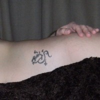 Tatuaje en la cadera, imágen pequeño con lineas y rayos