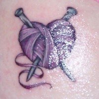 Tattoo von Nadeln im Herzen aus Faden an der Hüfte